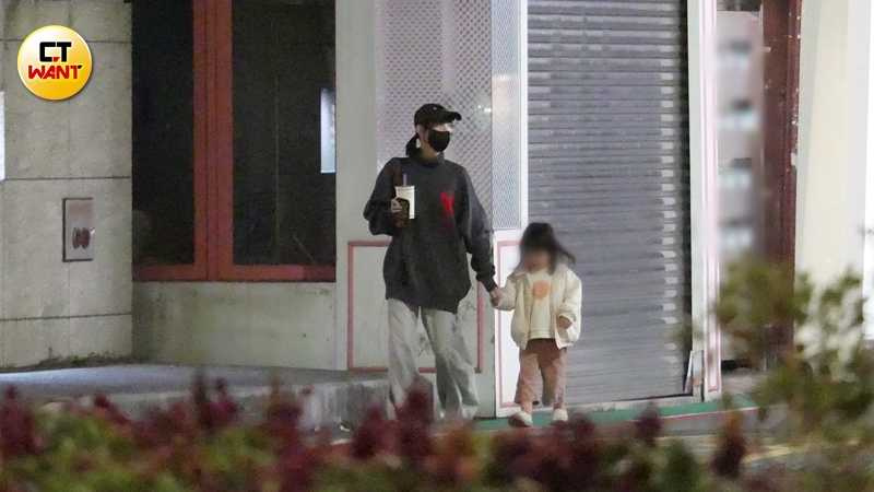 粿粿帶女兒去打理頭髮，長達近4小時後才離開，粿粿驅車載著粿醬上高速公路，推測是返鄉與家人團聚。（圖／本刊攝影組）