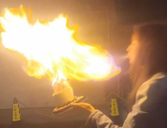 大陸女演員王添羽模仿網路流行的「生日噴火拍照法」發生意外，導致下巴及頸部燒傷。（圖／翻攝自微博）