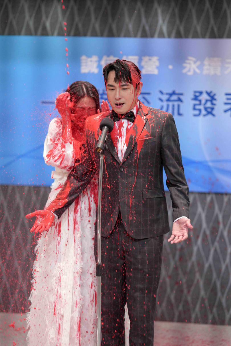 突然天降紅漆，讓大牙、陳謙文簡直變「阿凡達」。（圖／三立）