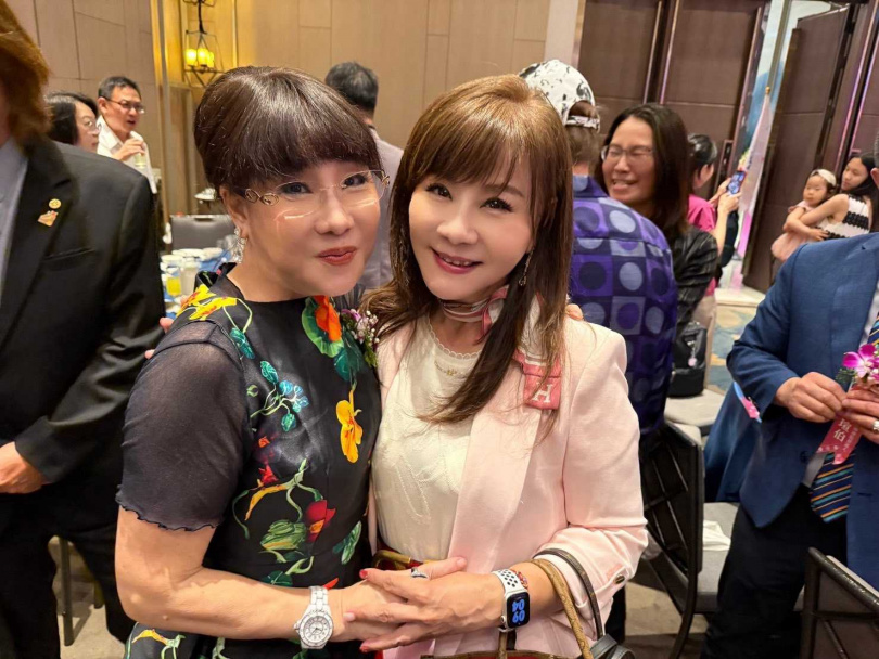 龍千玉（右）悼念鄭琇月。（圖／翻攝臉書／龍千玉）