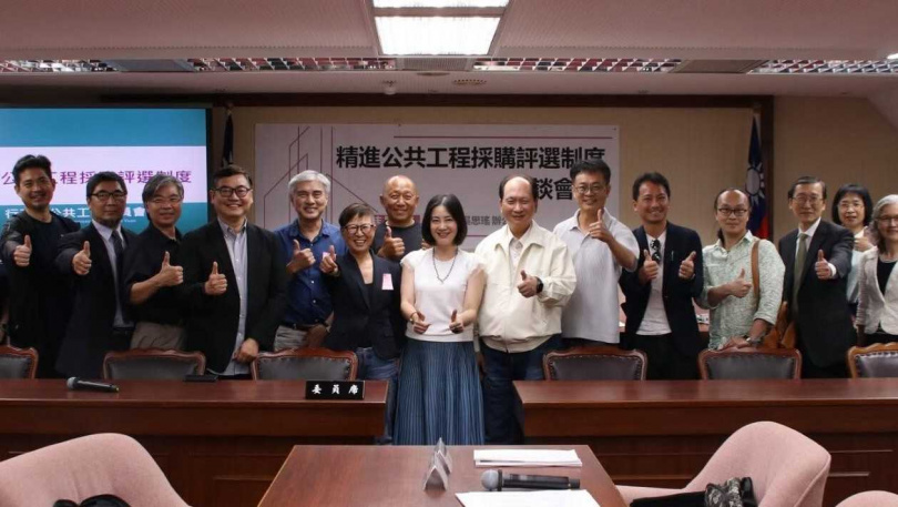 民進黨立委吳思瑤(中)長期深耕建築與公共工程領域,與建改社互動密切,共同推動多項修法。多名建築師表示,公會有政治包袱,需要政府支持,因此多有顧慮。(圖/翻攝建改社臉書)