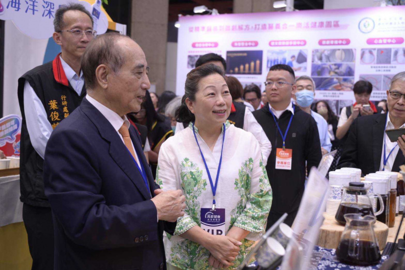 前立法院長王金平(右)分享曾在花蓮服役的回憶，並肯定花蓮結合觀光、休閒與醫療發展，打造療癒旅遊新亮點。圖右花蓮縣長徐榛蔚。(圖片提供／花蓮縣政府)