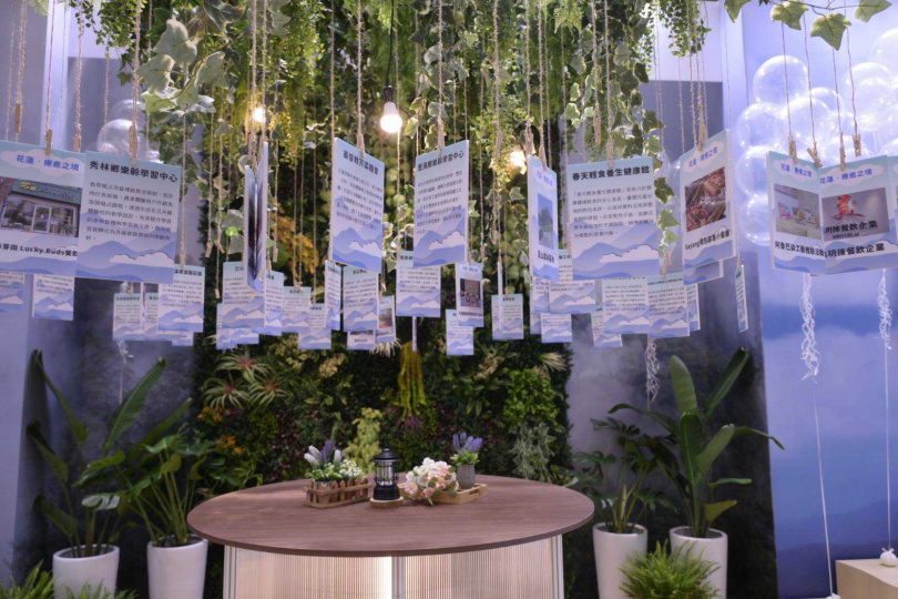 「花蓮‧療癒之境」展區規劃五力闖關體驗，結合山海意象、健康互動裝置、在地食養及自然香氛，吸引大批民眾排隊參與。(圖片提供／花蓮縣政府)