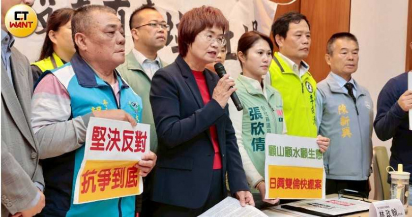 彰化縣長三腳督混戰陷入膠著，民進黨立委陳素月（持麥克風）力拚整合綠應盼乘勢入主縣府。（圖／黃耀徵攝）