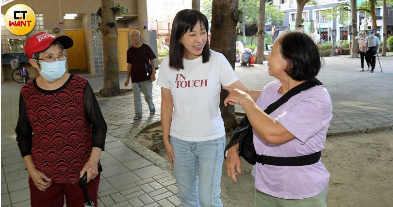李倩萍扎根三蘆多年，在當地人緣極佳，婆婆媽媽總拉著她聊天話家常。（圖／方萬民攝）