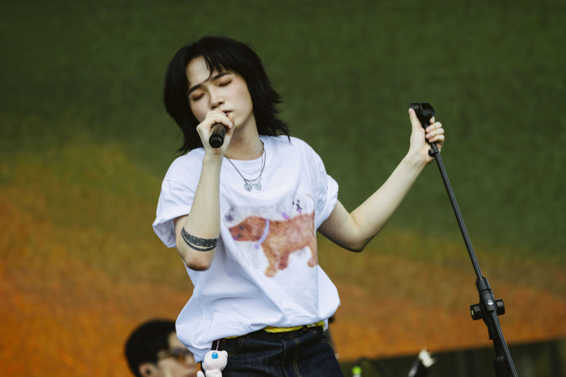 持修不甘示弱演唱未完成的歌曲。(圖/呼叫音樂有限公司提供)
