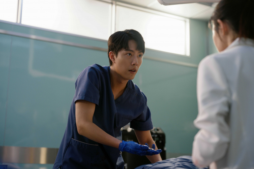 蔡凡熙飾演充滿理想主義的新手醫生。（圖／Netflix提供）