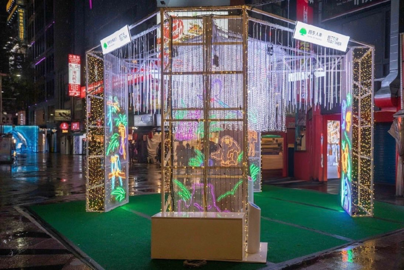 國泰「共創美好永續」主燈透過燈光顏色設計呈現春櫻、夏花、秋煌,以及冬雪;賞燈民眾只要將手掌貼於感應樁,透過體溫感應,即會投射不同的燈光、顏色變化。(圖/國泰金控提供)