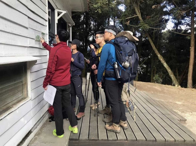 雪霸處人員於七卡山莊查核及宣導違規入園情形。（圖／內政部國家公園署）