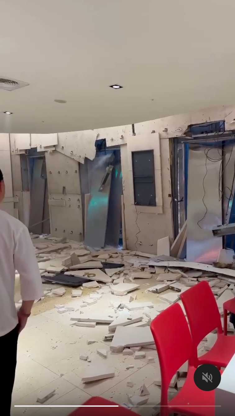 台中新光三越電梯被炸毀。（圖／Threads／@anging320）