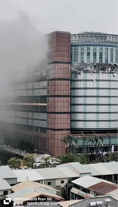 台中新光三越竄出濃煙。（圖／爆料公社臉書）