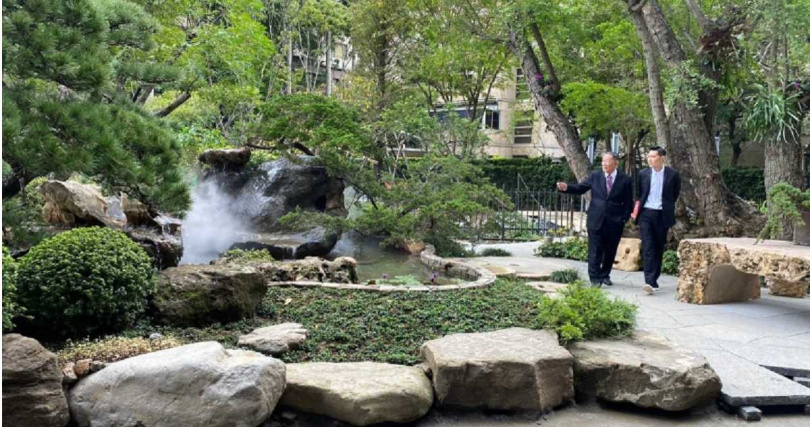 在小沈的要求下，「陶朱隱園」打造真石砌成的9米高大型瀑布，並在庭園進行生態復育。（圖／業者提供）