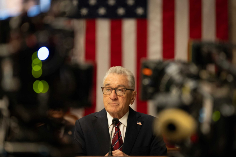 勞勃狄尼洛在《零日風暴》將先知、贖罪者、政治家與戰士的氣場詮釋得極為精彩。(圖/Netflix提供)