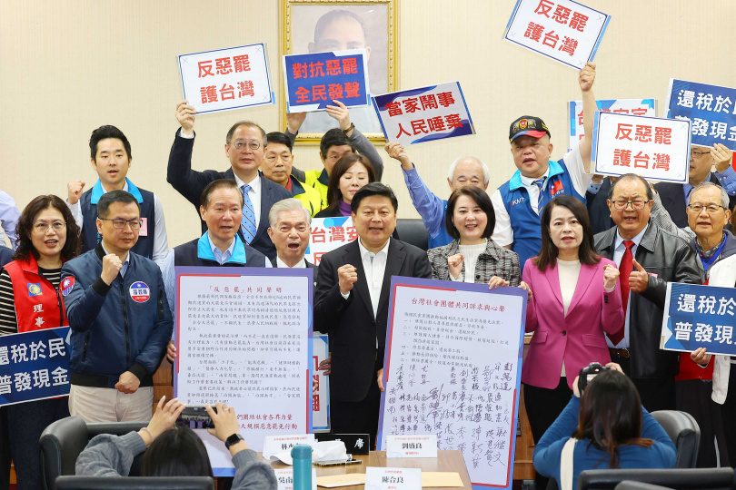 各行業社團日前群聚立院反對民進黨「惡霸」,不過,當時沒人想到,國民黨推動「反惡霸」第一階段連署的審查結果,居然全部「掛蛋」,國民黨中央頓時被藍營支持者抗議聲罵爆。(圖/報系資料照)