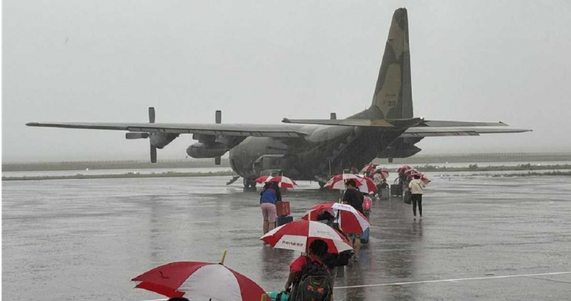 國防部已啟動軍機協助，規畫松山往返金門3趟、高雄往返金門2趟，共10班次，預計可載送台金兩地共700人返家。（圖／報系資料照）