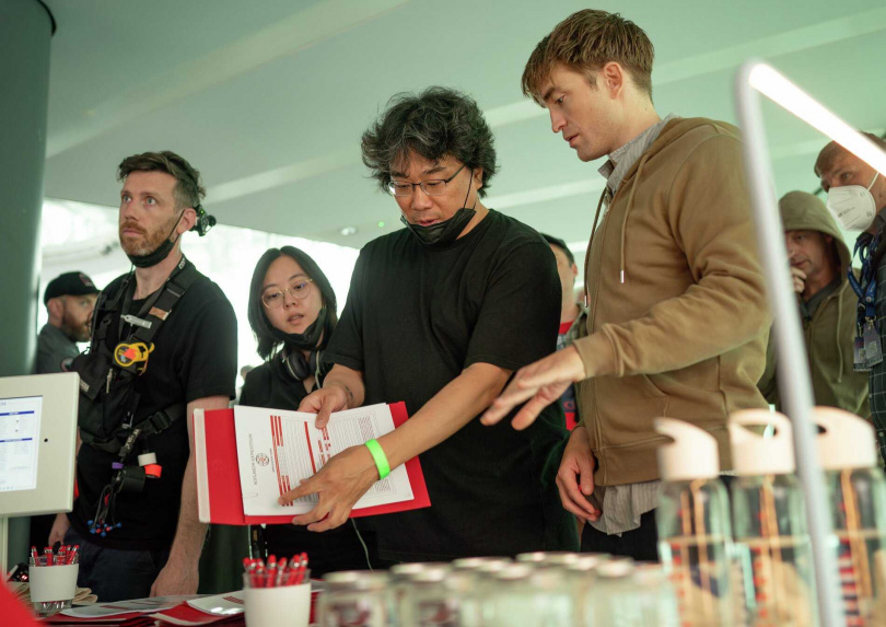 奉俊昊相隔6年再推出新作《米奇17號》以科幻包裝探討霸權體制、生命與死亡、人性及階級等複雜議題。（圖／華納兄弟提供）