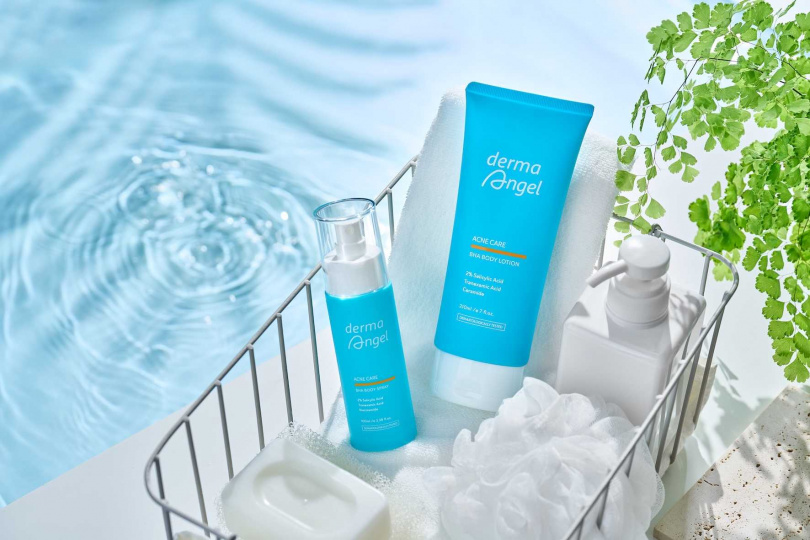 (左)想擺脫背痘困擾？選擇含有2%水楊酸與傳明酸的美背噴霧，360度旋轉噴頭更能全面覆蓋，不再有保養死角。(右)DermaAngel護妍天使2%水楊酸淨膚美背噴霧110ml／599元如果你想更進階煥白，這款身體乳搭載醫美級煥膚科技，溫和去角質同時保濕修護，淡化暗沉，還你柔嫩細緻的牛奶肌。DermaAngel護妍天使2%水楊酸煥膚身體乳（200ml／699元）（圖／品牌提供）