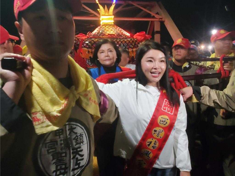 立委張嘉郡（最前方）因無處可站，她被要求走到鑾轎前方領轎，廖秋萍抗議「那她不也是擋到我？」。（圖／中國時報周麗蘭攝）