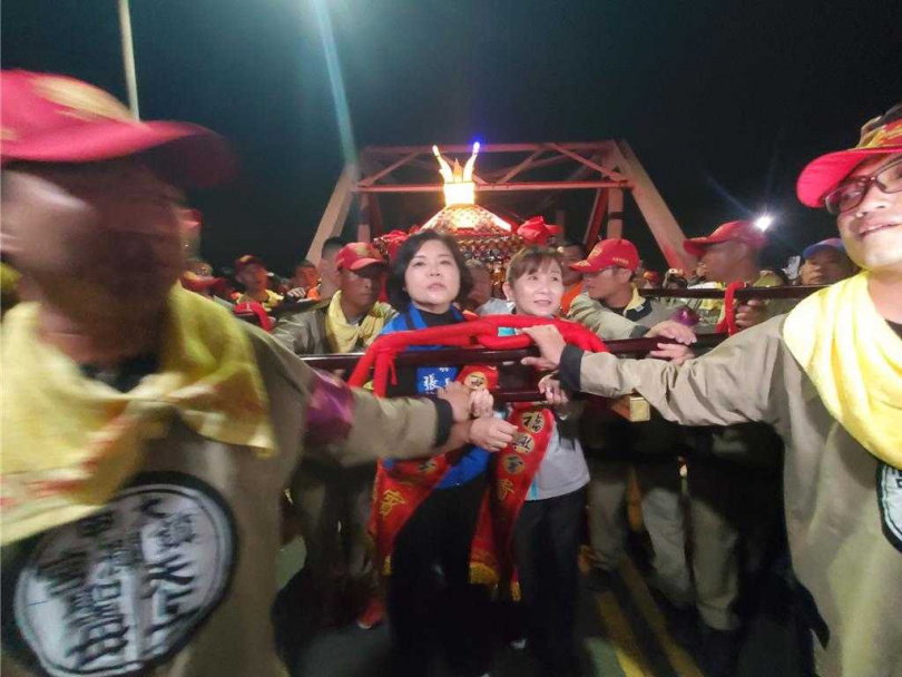 大甲媽祖鑾轎今天在西螺大橋上發生搶轎，原定掌轎的雲林縣長站在左方，右方是突然卡位的西螺鎮長廖秋萍。（圖／中國時報周麗蘭攝）
