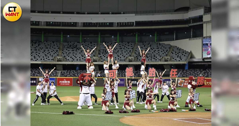 樂天女孩廉世彬(左起)、禹洙漢、河智媛等人配合電影「不可能的任務」主題日,結合電影經典元素大跳熱舞。(圖/趙文彬攝)