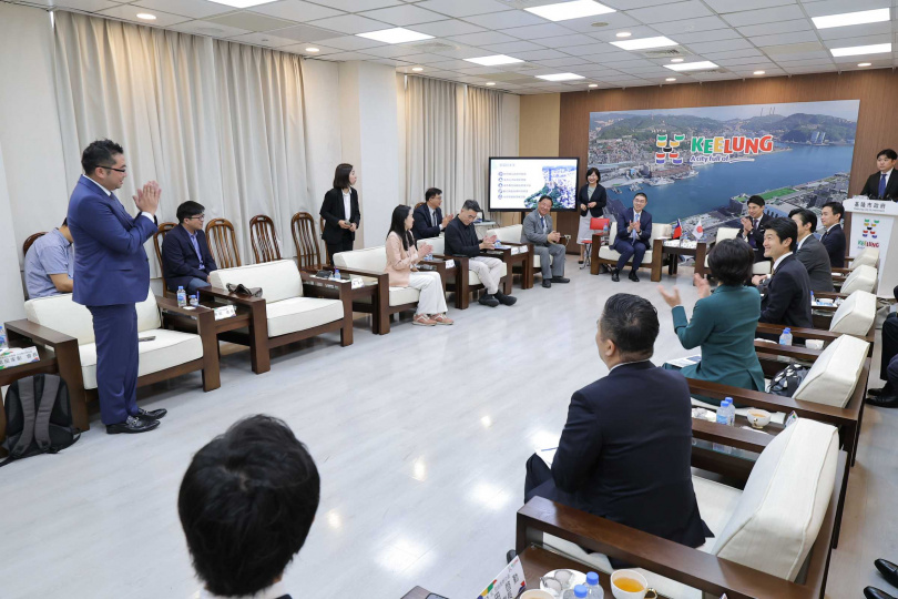 謝國樑市長與訪團成員座談交流，分享基隆市的轉型成果與國際發展藍圖，現場氣氛熱絡。（圖片提供／基隆市政府）
