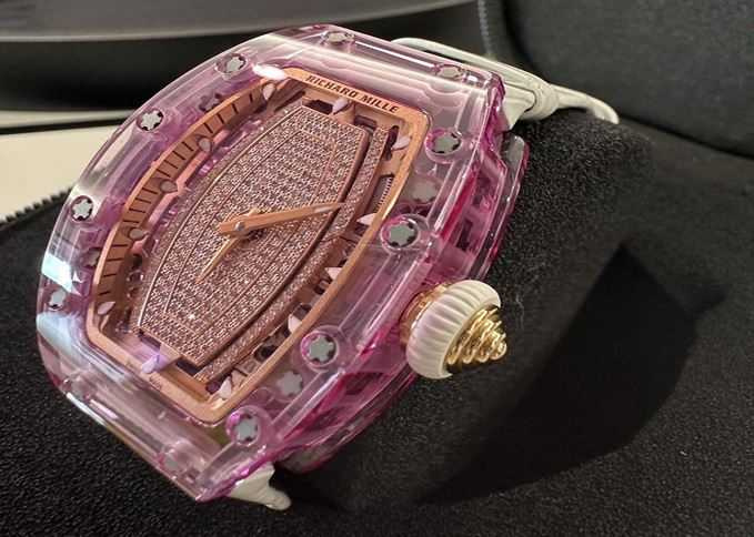 中檢聯手美方偵破跨境詐欺案，扣押1只Richard Mille 07-02粉色鑲鑽腕錶。（圖／法務部行政執行署臺中分署提供）