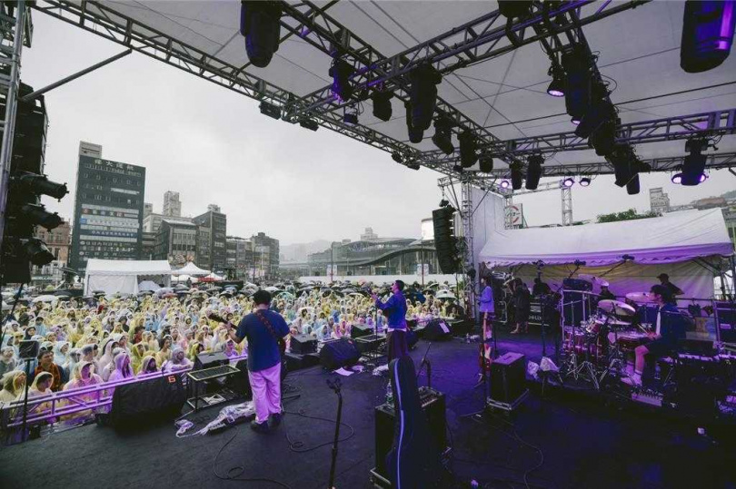 基隆市政府舉辦的「愛嶼搖滾」音樂祭,24日首日就吸引了7.5萬人次的民眾無畏風雨參與,不少民眾還穿著輕便雨衣就來聽團。(圖/基隆市政府提供)