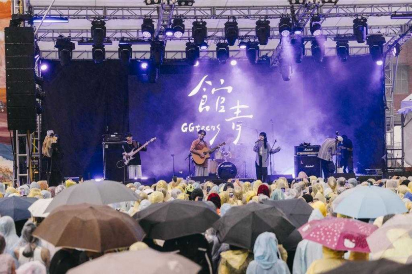 基隆市政府舉辦的「愛嶼搖滾」音樂祭,24日首日就吸引了7.5萬人次的民眾無畏風雨參與,不少民眾還穿著輕便雨衣就來聽團。(圖/基隆市政府提供)