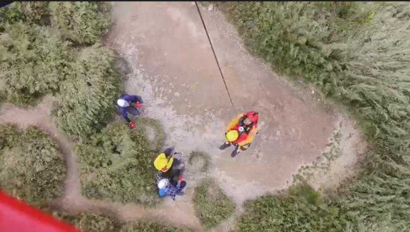 62歲吳姓女山友昨天在攀登畢羊縱走途中跌倒造成右腳扭傷，無法行走，另名61歲廖姓女山友則疑似高山症，經花蓮縣消防局天今天申請空勤總隊出動直升機成功將人吊掛下山送醫救治。（圖／翻攝畫面）