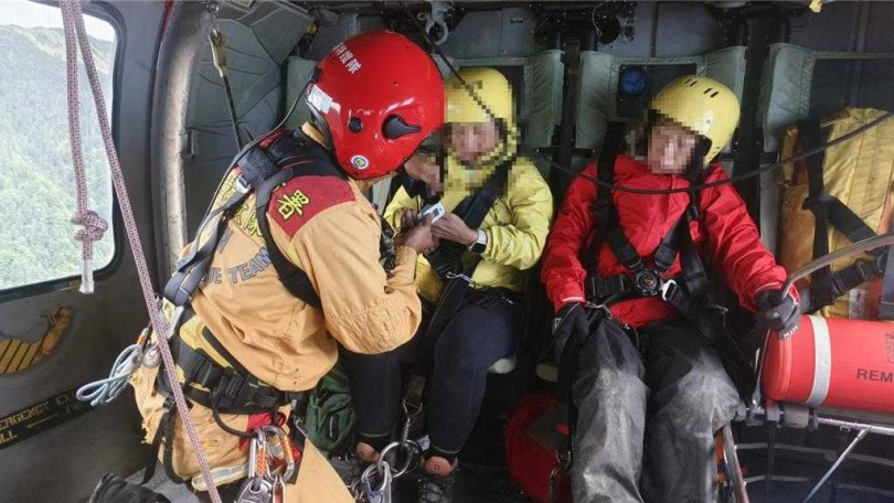 62歲吳姓女山友昨天在攀登畢羊縱走途中跌倒造成右腳扭傷，無法行走，另名61歲廖姓女山友則疑似高山症，經花蓮縣消防局天今天申請空勤總隊出動直升機成功將人吊掛下山送醫救治。（圖／翻攝畫面）