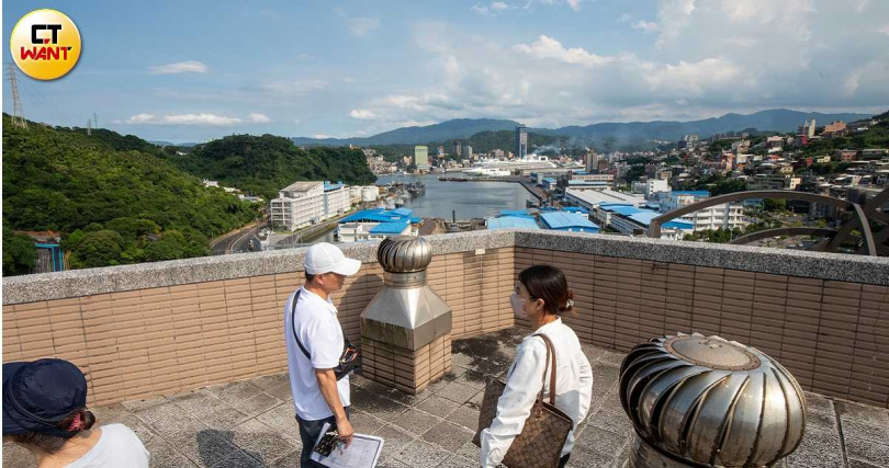 海吉市背山面海,距離基隆港西岸碼頭約300公尺,從建物高層可眺望整個港區。(圖/劉耿豪攝)