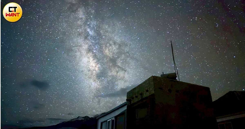 在班公湖The Merak Pangong旅館能以肉眼看見銀河與流星，不妨使用腳架加上長時間曝光拍攝璀璨星空。（圖／九十路公車小乘客提供）