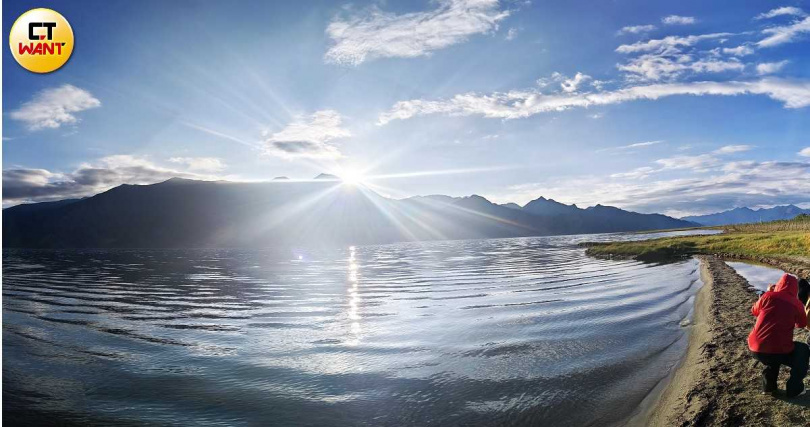 班公湖的日出景色雖沒有紅透半邊天的朝霞，卻也不失壯闊。（圖／魏妤靜攝）