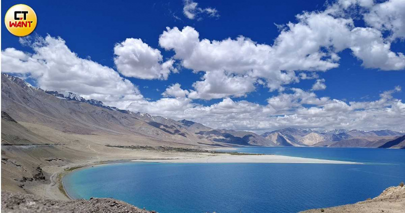 班公湖的湖水會隨著距離遠近、光線照射等原因，看到深藍、淺綠等不同顏色變化。（圖／魏妤靜攝）