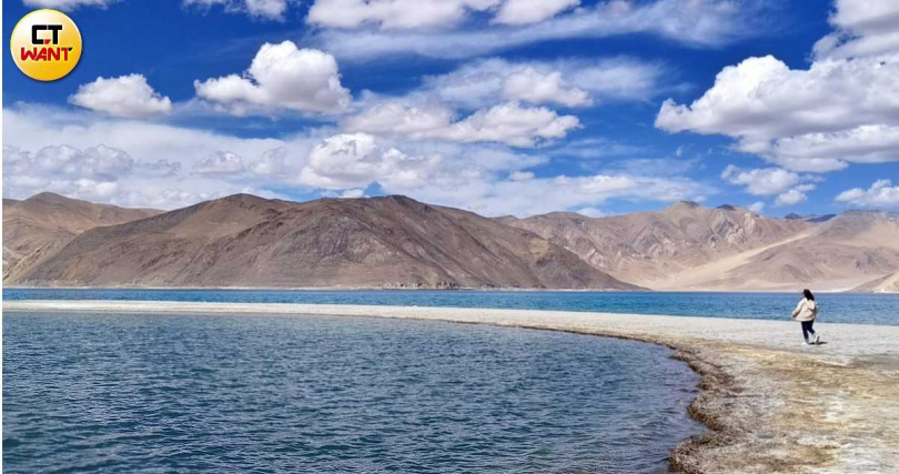 彷彿電影《三個傻瓜》場景的沙洲，讓人忍不住想前往一探。（圖／魏妤靜攝）