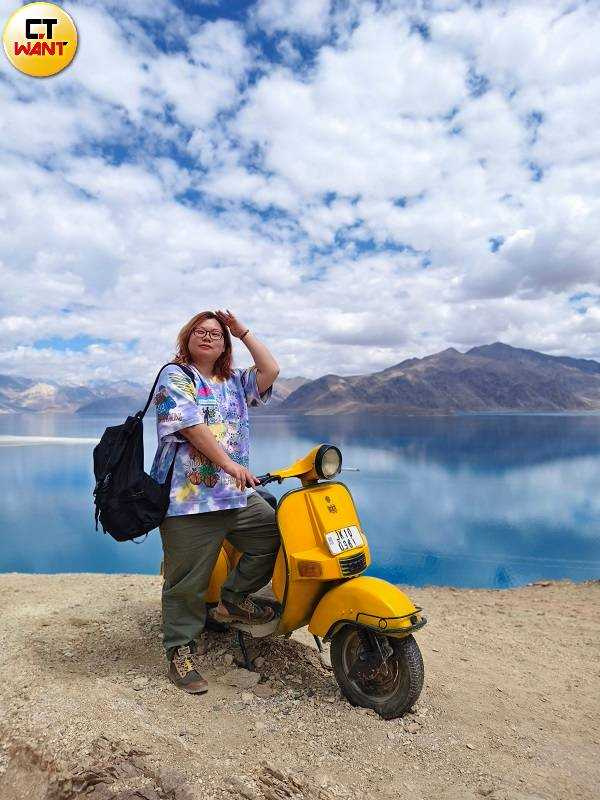 班公湖當地業者仿照《三個傻瓜》片尾場景，將女主角騎乘的相似款黃色摩托車做為道具供遊客擺拍。（圖／魏妤靜攝）