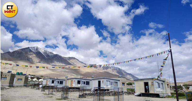 The Merak Pangong共有11棟小屋可供住宿，一開始就是以抵禦低溫的方式建造。（圖／魏妤靜攝）