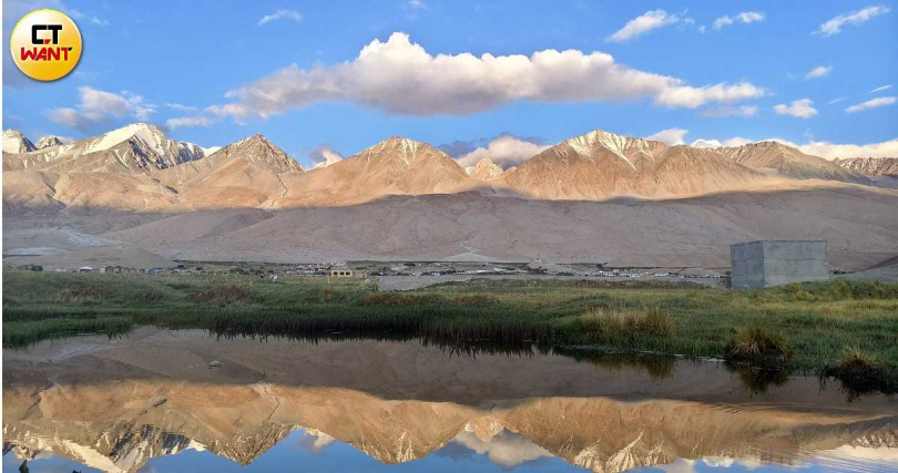 日出之時、山脈初亮，透過水池拍攝清晰的水中倒影。（圖／魏妤靜攝）