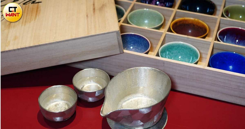鍾佳憲除了親赴日本精挑錫器名店「能作」的酒器等器皿，店內也提供選酒杯的服務。（圖／魏妤靜攝）