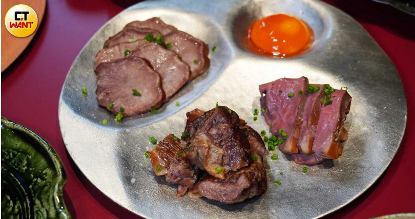 「煙燻黑白切」以燻製手法處理脆彈豬心、紮實豬舌與帶點嚼勁的肝連，再將Q彈的台南黃金蛋做成醬油漬蛋黃，讓客人依喜好自由蘸取。（380元，圖／魏妤靜攝）