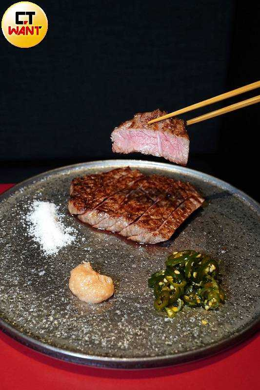 「褐毛和牛精選部位」可能會提供肋眼芯、紐約客或菲力等不同部位，搭佐辛香的青陽辣椒漬與酸鹹兼具的梅肉蒜泥特別契合。（1,280～2,680元，圖／魏妤靜攝）