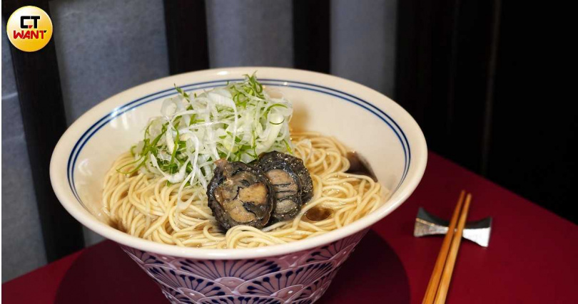 「烏骨雞貝系拉麵」以金緗雞骨低溫慢煮成清湯後混合貝類海鮮高湯，湯色清澈、風味卻鮮美，還滴入特製的黑炭蔥油增添風味。（420元，圖／魏妤靜攝）