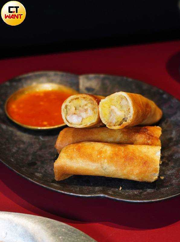 常見於西餐使用、口感軟滑的小牛胸腺，融入地瓜泥與墨西哥辣椒油炸製成「小牛胸腺春捲」，搭配芒果高粱發酵辣椒醬增加鹹、甜、酸、辣等風味。（420元，圖／魏妤靜攝）