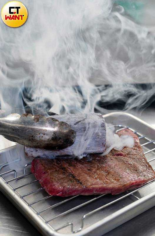 「備長炭和牛刺身」將每日精選的黑毛和牛部位以燒紅的備長炭於表面進行炙燒，可感受到脂香與炙燒融入的燻香。（880元，圖／魏妤靜攝）