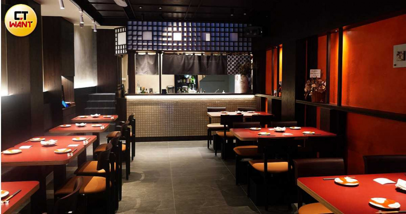 「肉料理‧福」以赤陶色調營造溫暖以及「居酒屋以上，割烹未滿」的自在氛圍。（圖／魏妤靜攝）