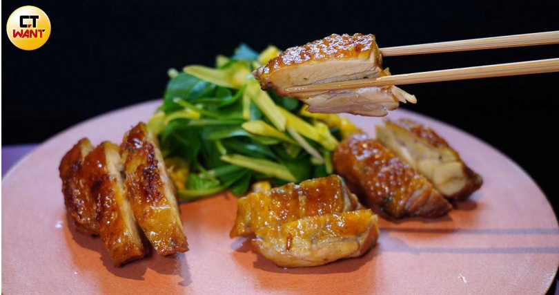 「金緗雞一夜干」經過脫水風乾濃縮肉味，可感受到酥脆雞皮與飽滿精實的肉質，搭配加入玉米苗、乾燥玉米粒和玉米醬的沙拉更為爽口。（880元，圖／魏妤靜攝）