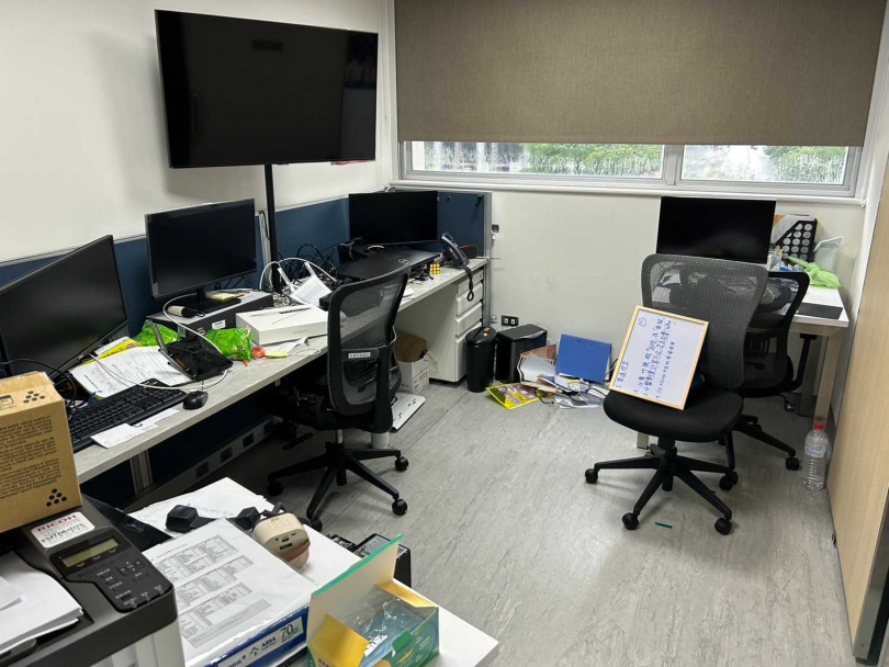 院內設施一片狼藉，器材遭破壞2台筆電遭竊財損相當嚴重。（圖／讀者提供）