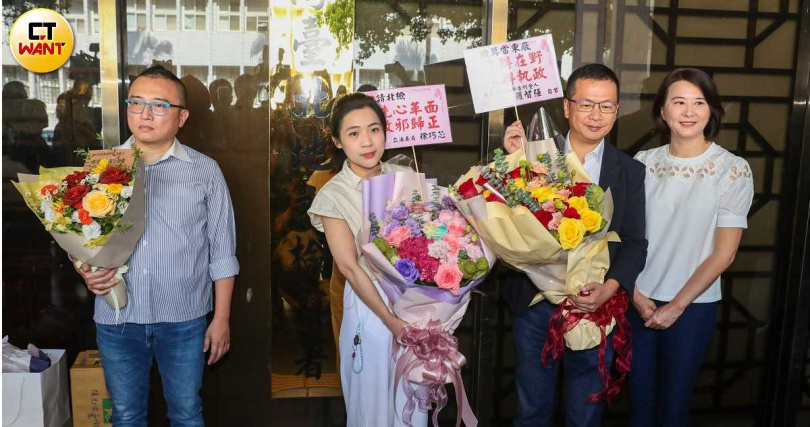 民眾黨秘書長周榆修、國民黨立委王鴻薇、羅智強、徐巧芯赴地檢署，致贈花束給台北地檢署檢察長王俊力。（圖／黃耀徵攝）