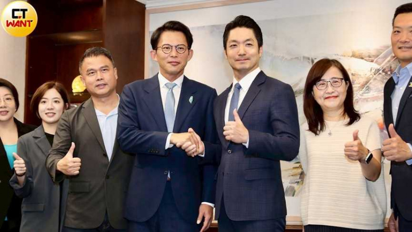 台北市政府會談幕僚群由副市長林奕華（右2）帶頭，不見近期也傳出有意爭取新北市長大位的第一副市長李四川。（圖／方萬民攝）