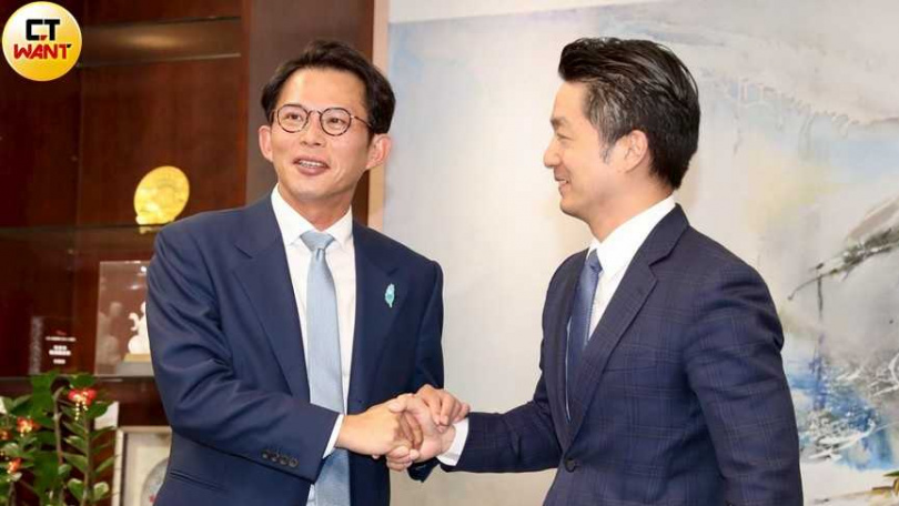 蔣萬安（右）與黃國昌互動熱絡。（圖／方萬民攝）